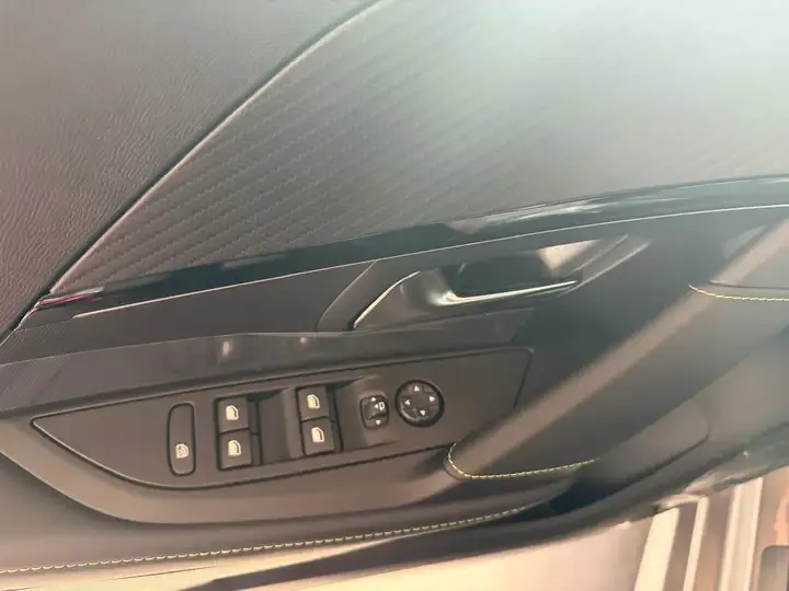 Peugeot e-208 foto 6