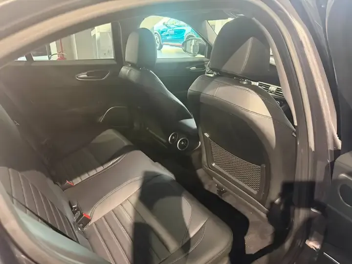 Alfa Romeo Giulia foto 10