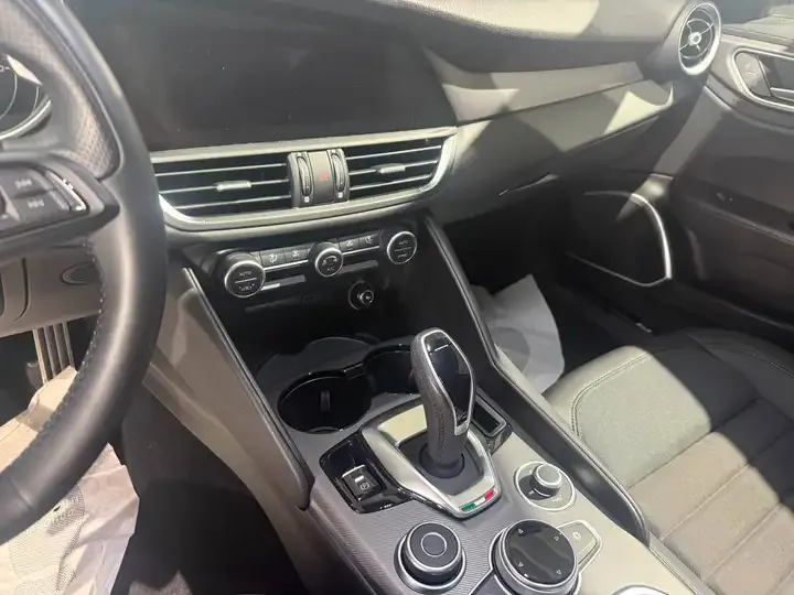 Alfa Romeo Giulia foto 11