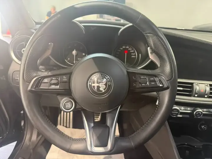Alfa Romeo Giulia foto 12