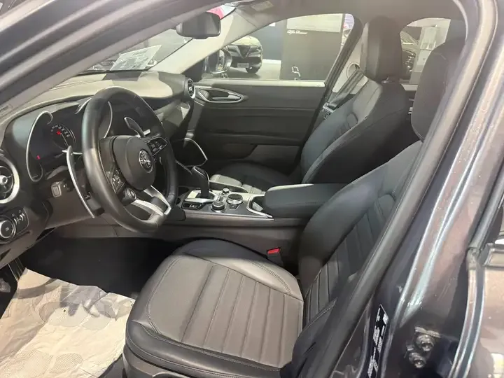 Alfa Romeo Giulia foto 13