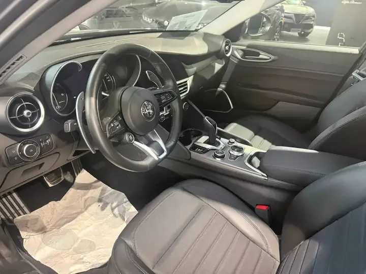 Alfa Romeo Giulia foto 14
