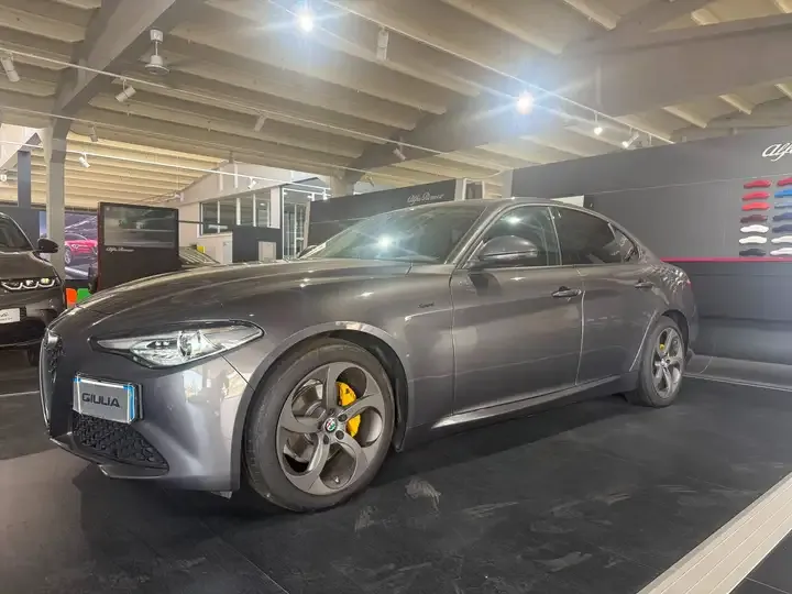 Alfa Romeo Giulia foto 2