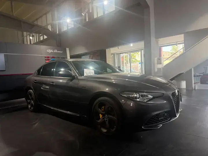 Alfa Romeo Giulia foto 5