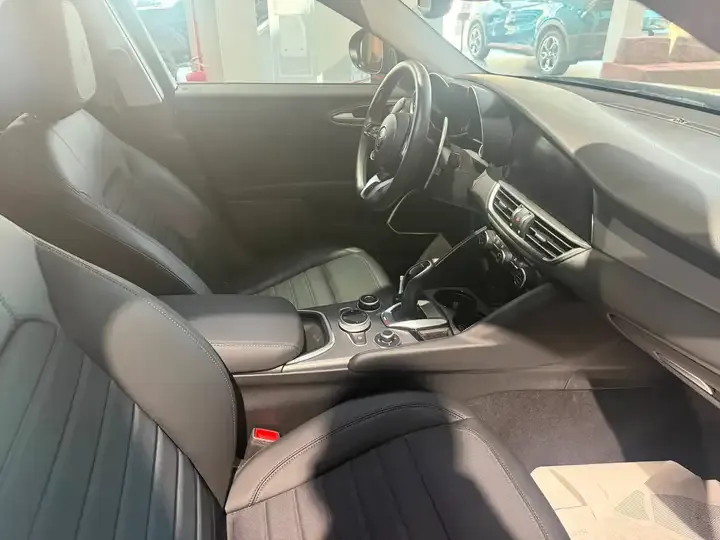 Alfa Romeo Giulia foto 7