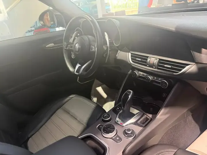 Alfa Romeo Giulia foto 8