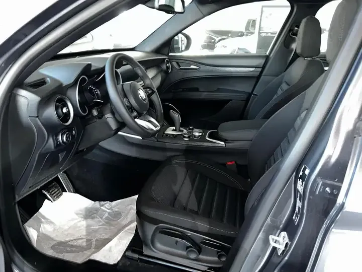 Alfa Romeo Stelvio foto 11