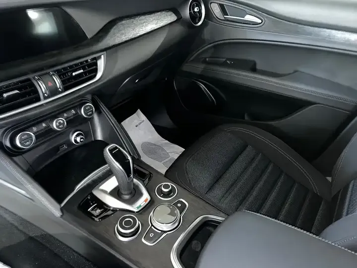 Alfa Romeo Stelvio foto 15
