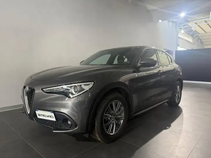 Alfa Romeo Stelvio foto 2