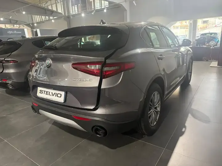 Alfa Romeo Stelvio foto 4