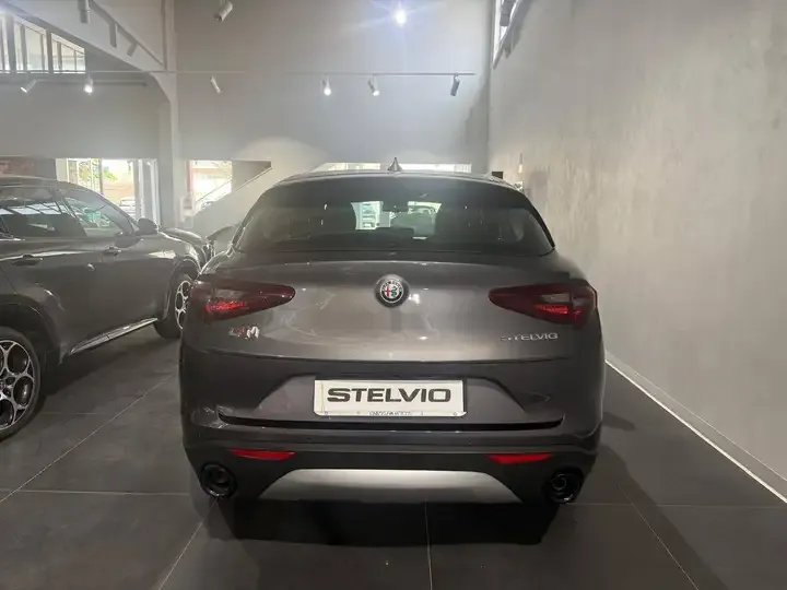 Alfa Romeo Stelvio foto 5