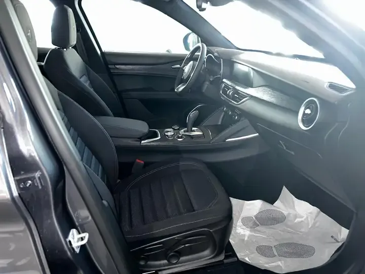 Alfa Romeo Stelvio foto 7