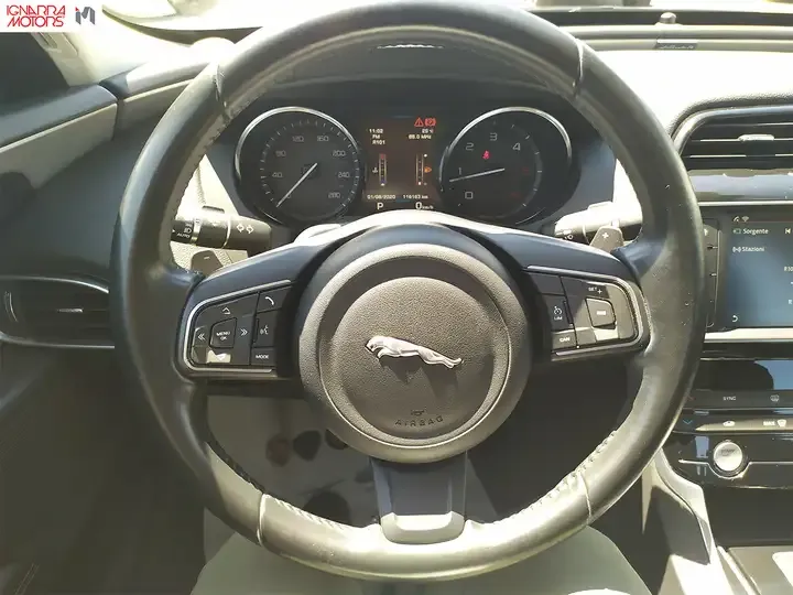 Jaguar XE foto 10