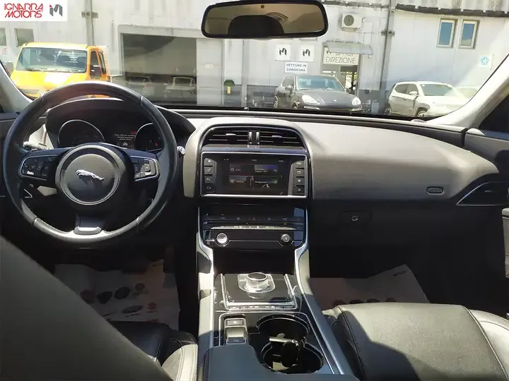 Jaguar XE foto 13