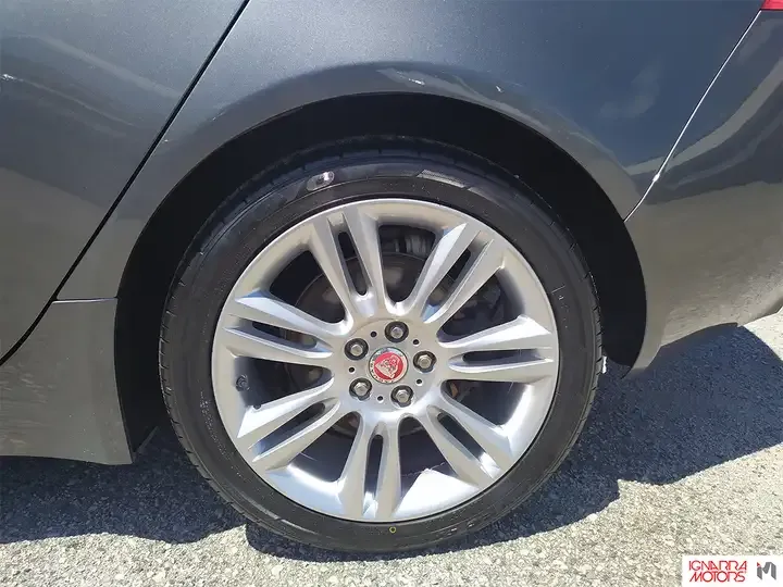 Jaguar XE foto 6