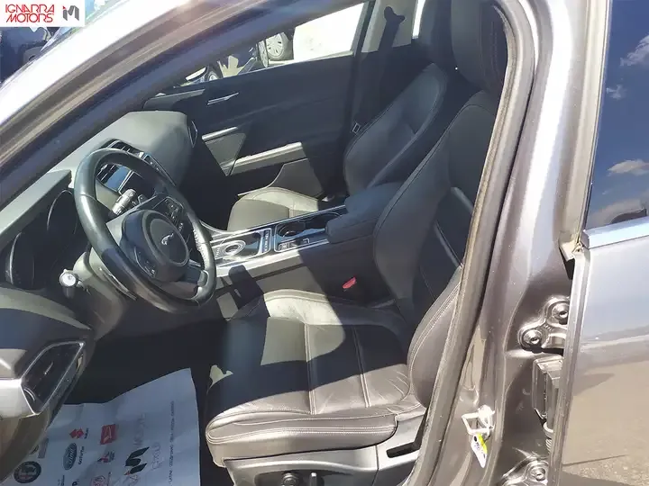 Jaguar XE foto 7
