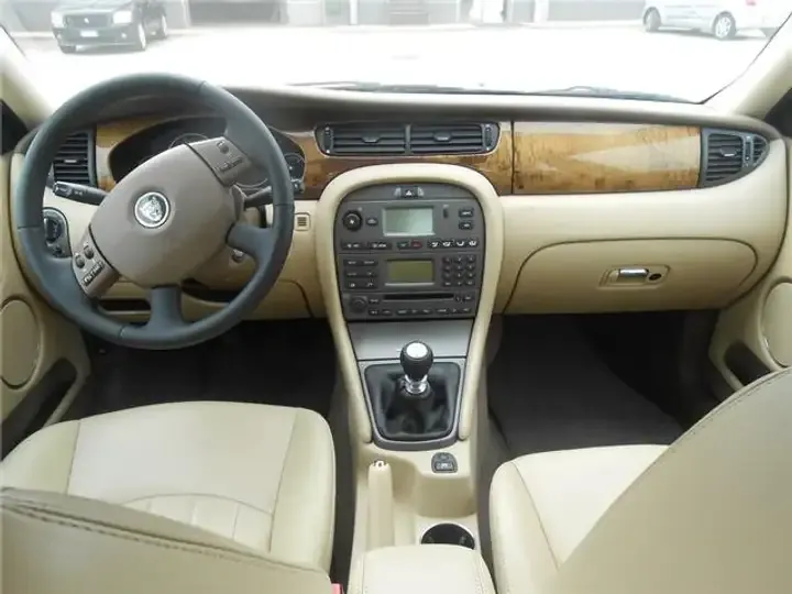 Jaguar XE foto 5
