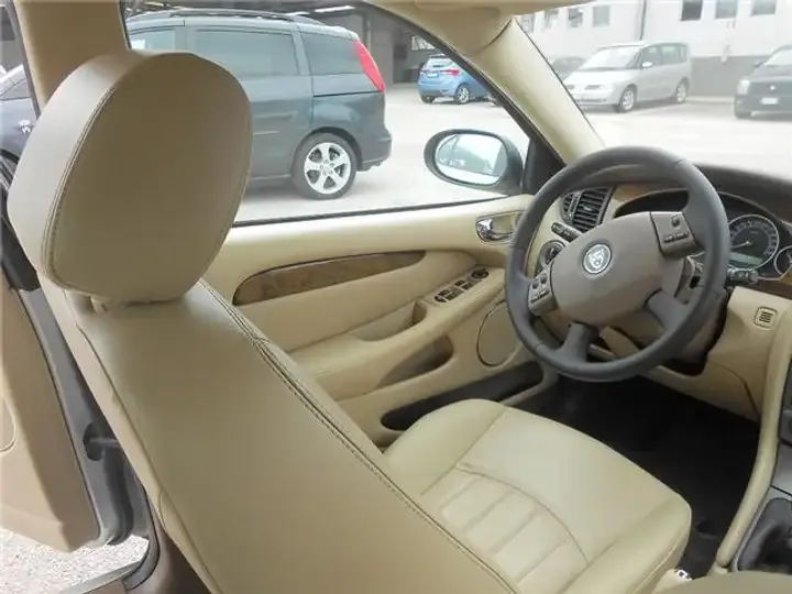 Jaguar XE foto 6