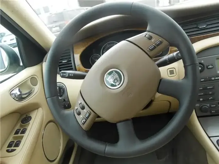 Jaguar XE foto 7