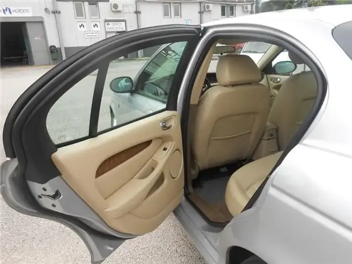 Jaguar XE foto 9