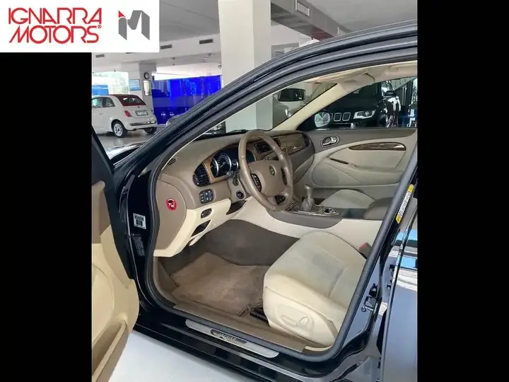Jaguar XE foto 5