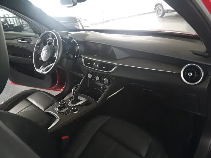 Alfa Romeo Stelvio foto 10