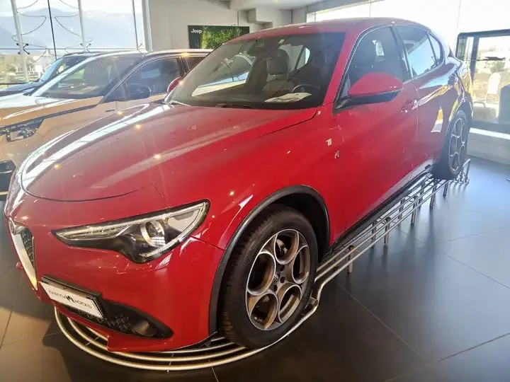 Alfa Romeo Stelvio foto 2