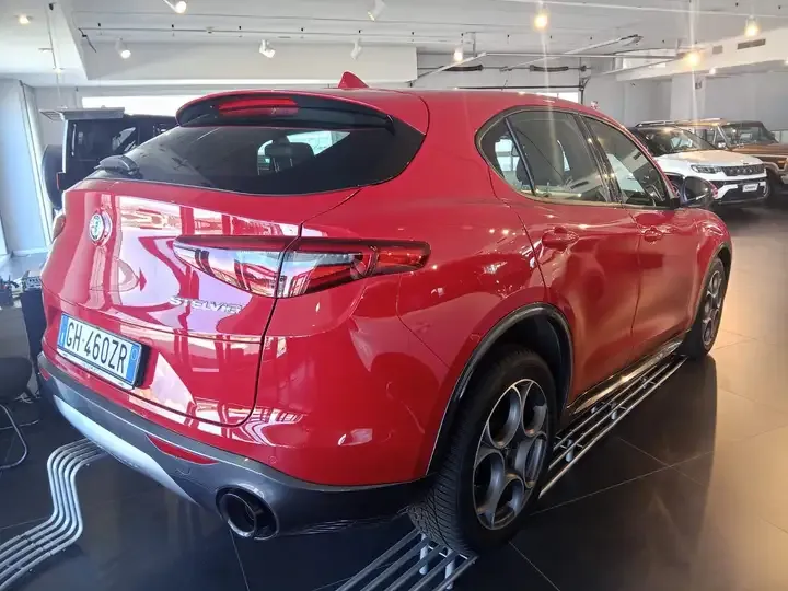 Alfa Romeo Stelvio foto 4