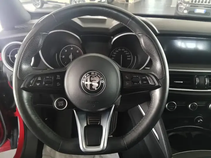 Alfa Romeo Stelvio foto 6