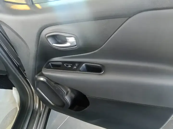 Jeep Renegade foto 12