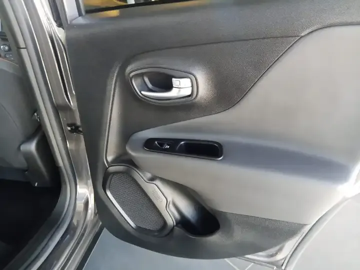 Jeep Renegade foto 14