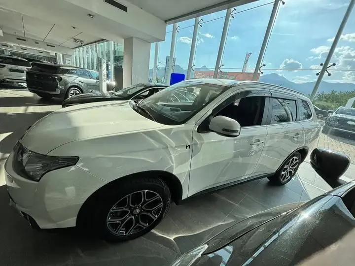 Mitsubishi Outlander foto 3