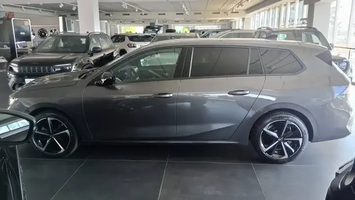 Opel Astra Sports Tourer foto 4