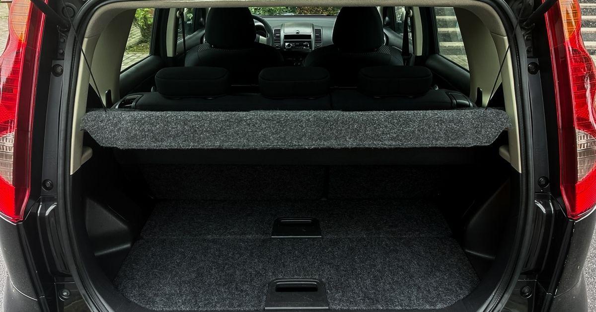 Bagagliaio spazioso di una macchina comoda a Roma