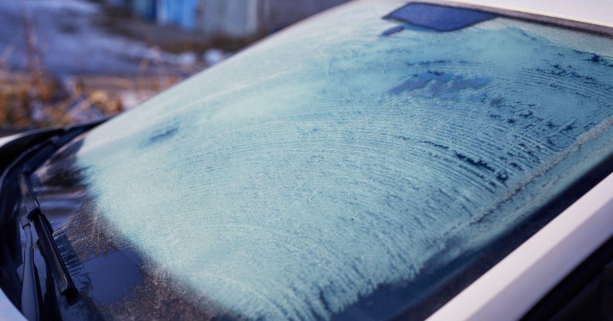 Parabrezza auto ghiacciato