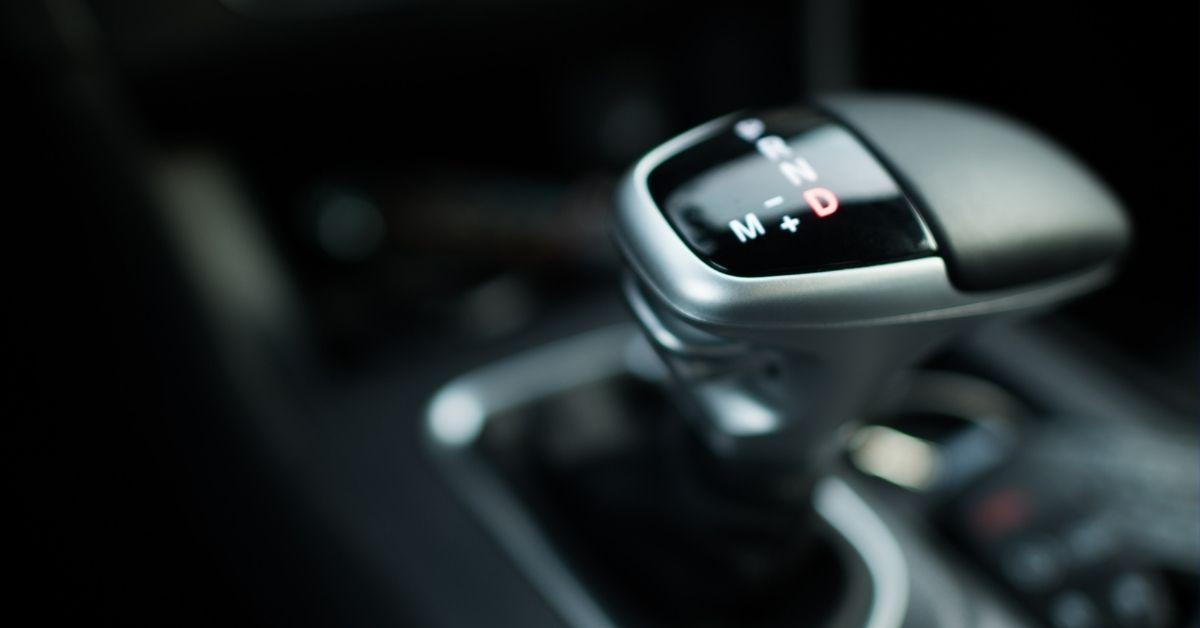 Leva del cambio automatico di un'auto con le relative lettere