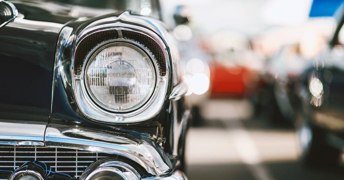 Fanale anteriore sinistro di un'auto storica di colore nero