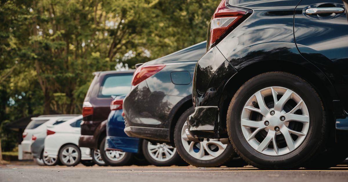 Auto che godono di incentivo statale ecobonus parcheggiate in fila